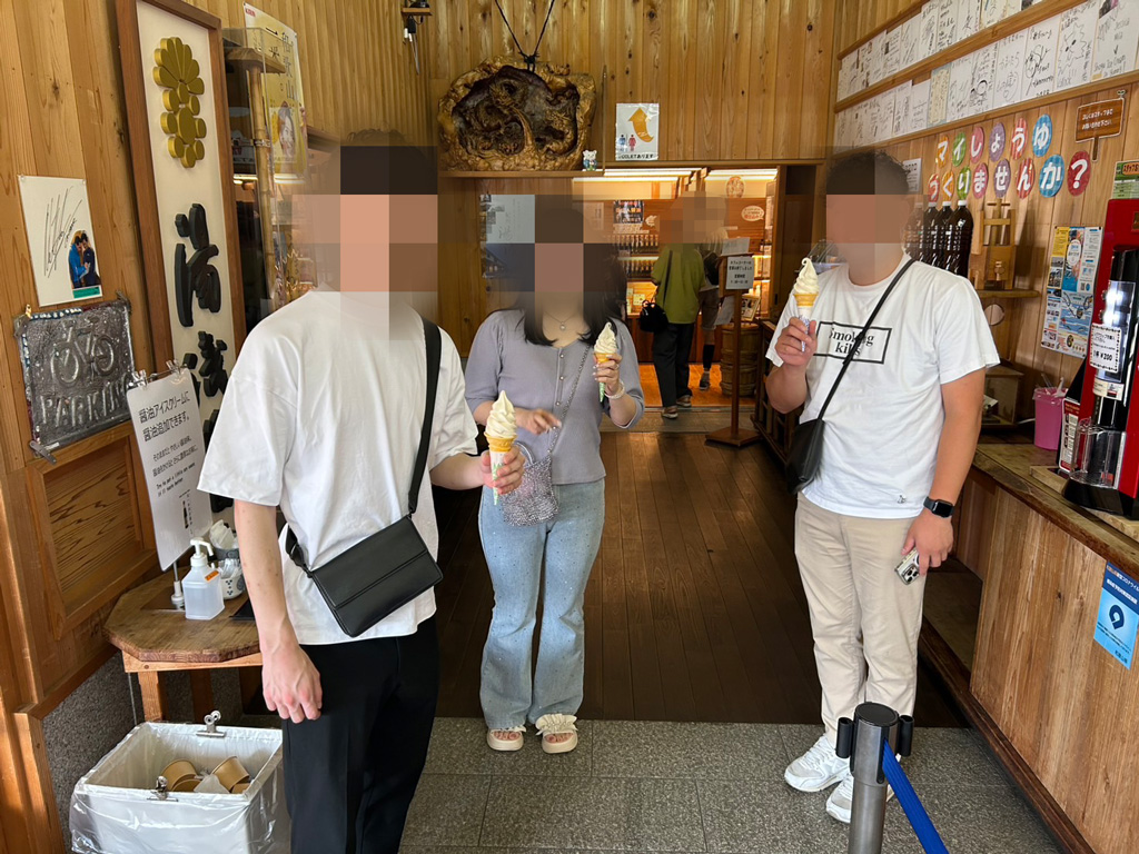 名物の醤油アイスを食べる参加者たちの写真