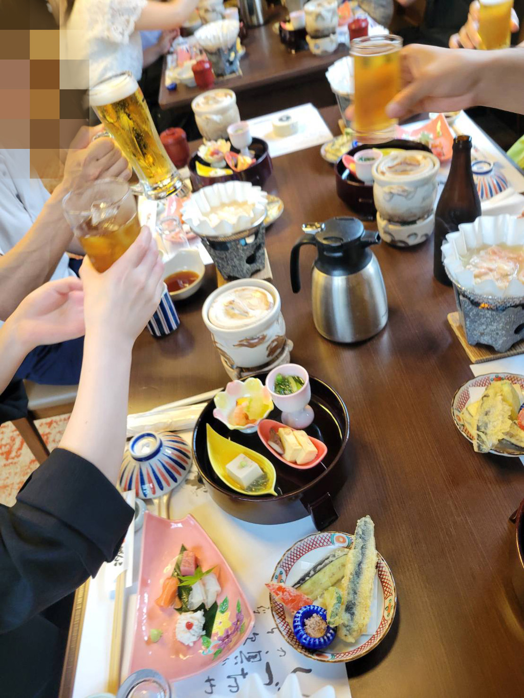 参加者たちの乾杯写真