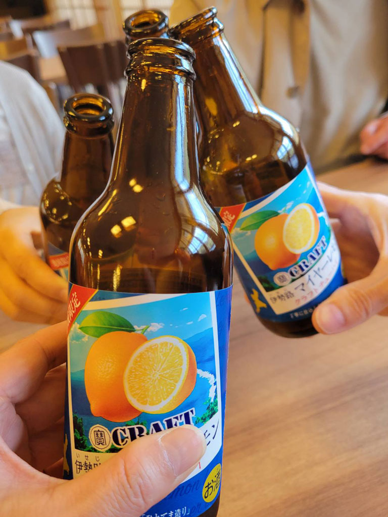 伊勢路マイヤーレモンで乾杯している写真