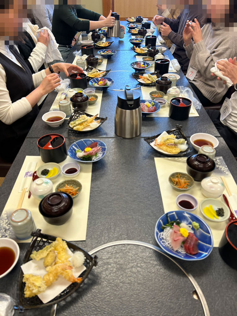 昼食タイムの写真