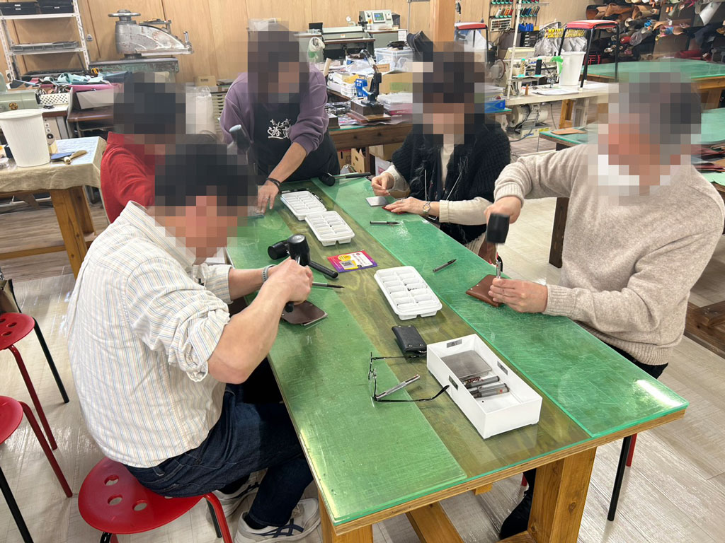 コインケース作り体験の作業風景写真