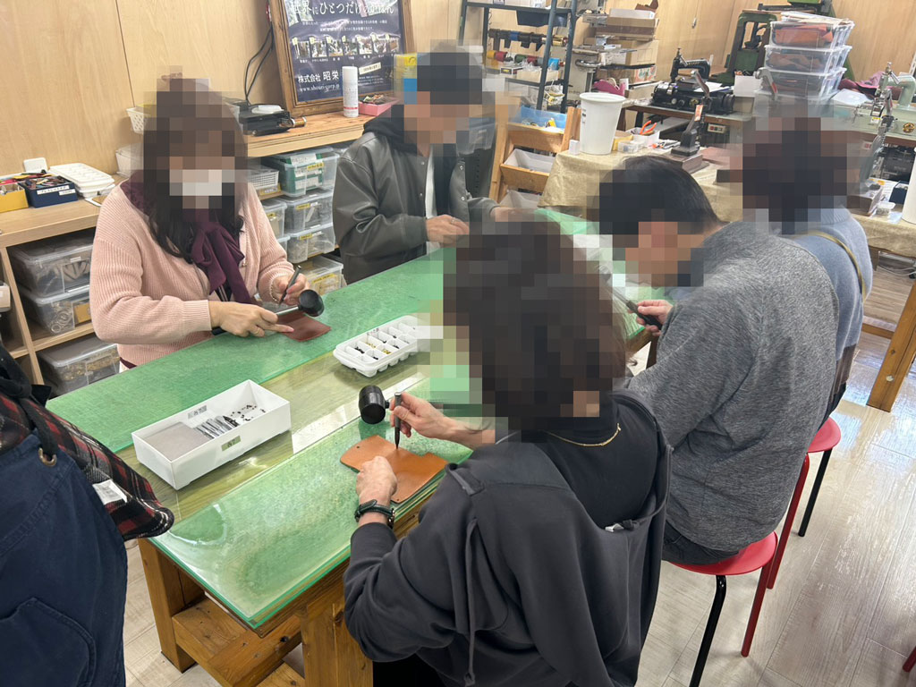コインケース作り体験の作業風景写真