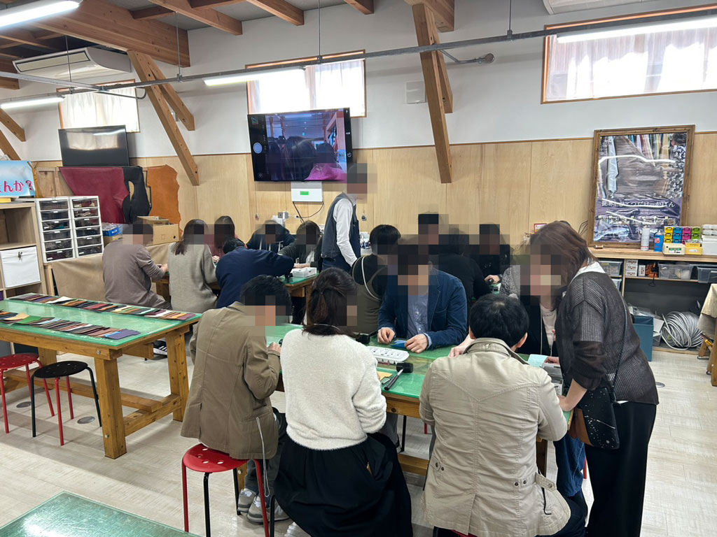 コインケース作り体験の作業風景写真