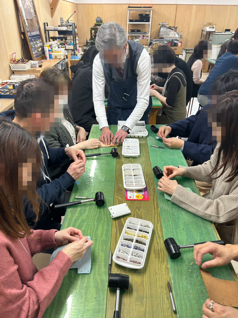 コインケース作り体験の作業風景写真