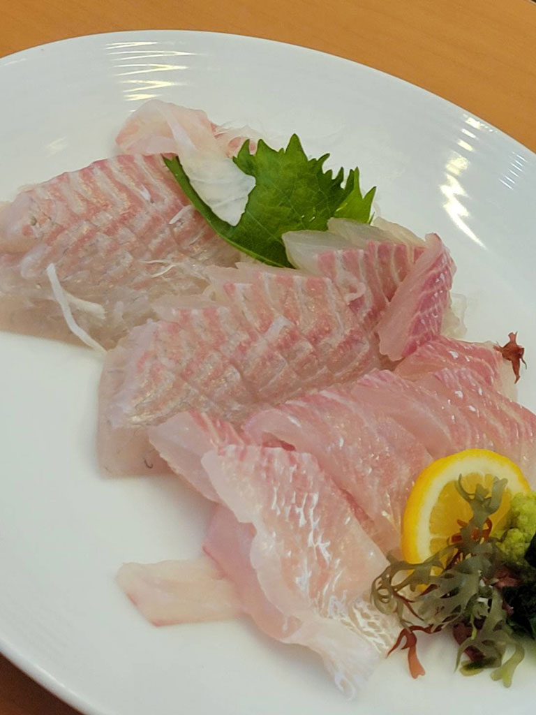 釣った鯛のお刺身の写真
