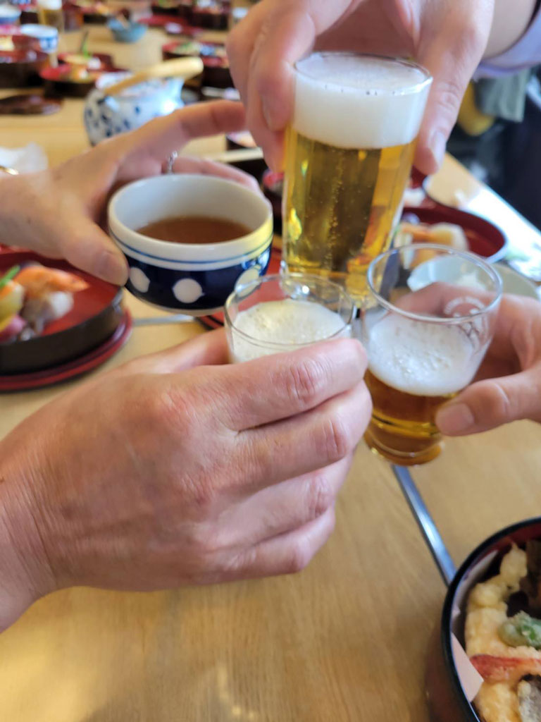 参加者が昼食に乾杯している写真