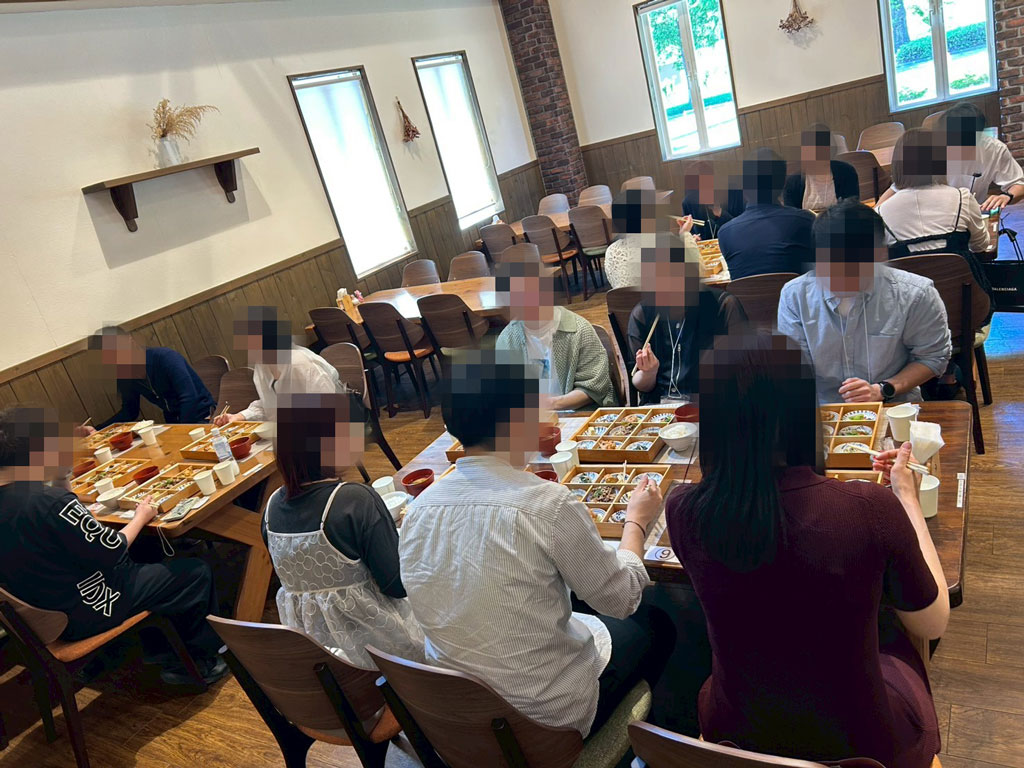 昼食タイムの写真