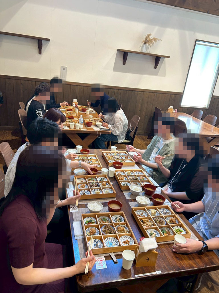 昼食タイムの写真