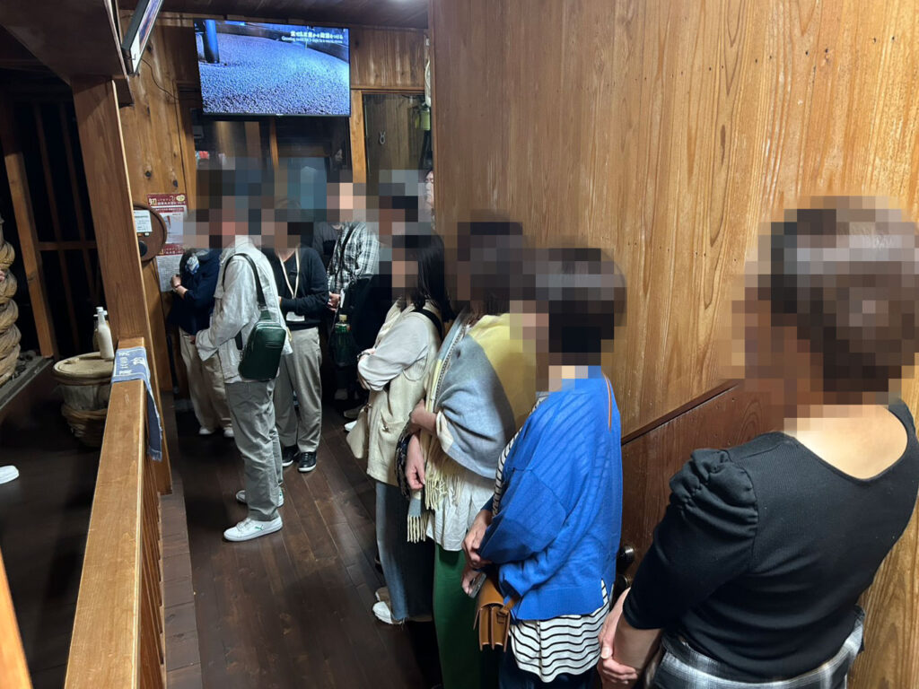湯浅醤油で蔵ツアーをしている写真