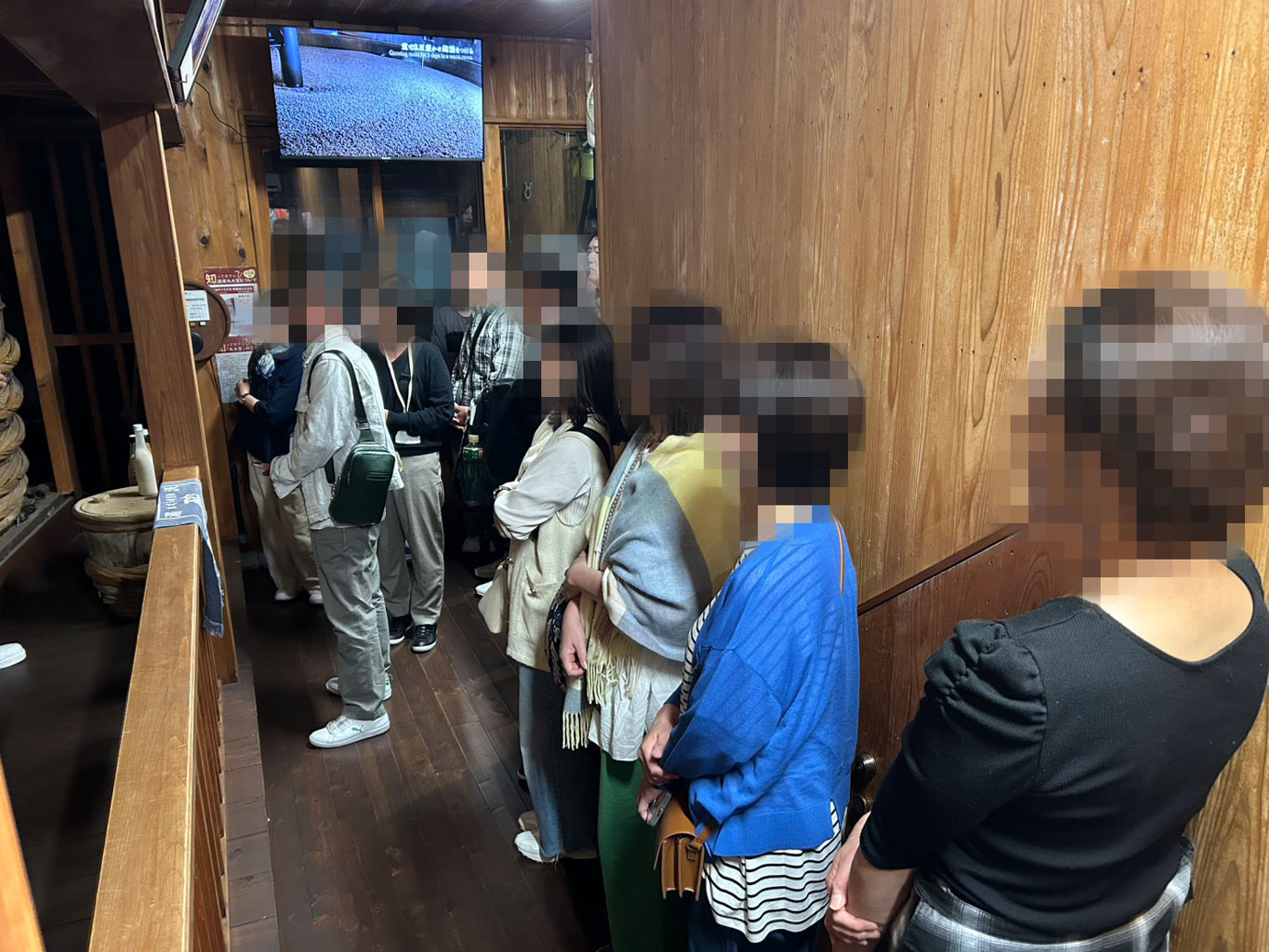 湯浅醤油で蔵ツアーをしている写真