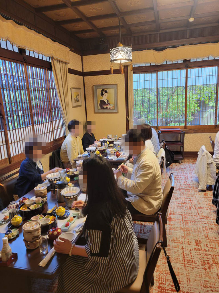 早めの夕食タイムの写真