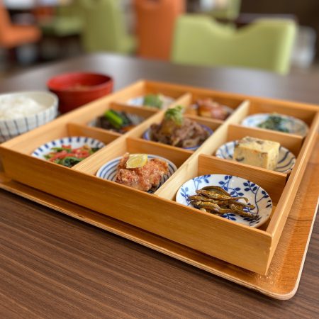 なみ木食堂ツバメの「びわ」膳の写真