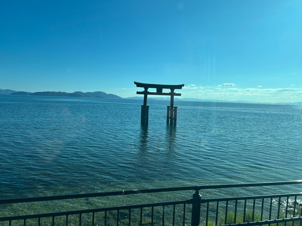 白髭神社を車窓からお参りしている写真