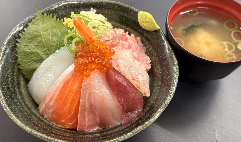 昼食の甲羅亭の海鮮丼の写真