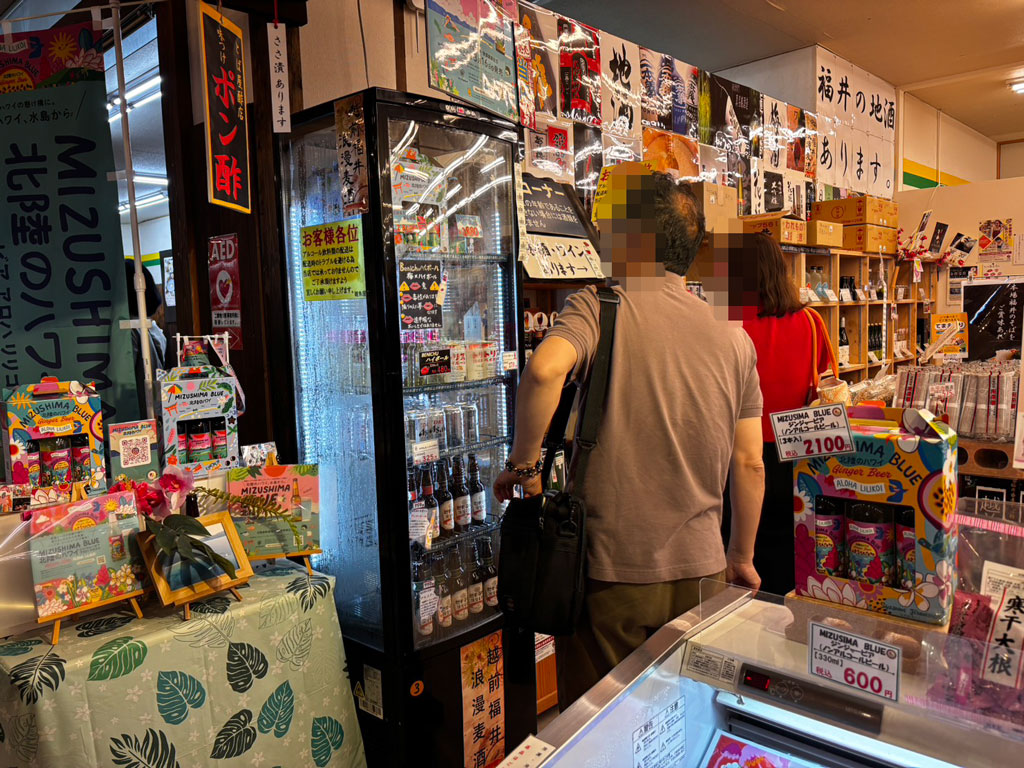 特産品のお買い物を楽しむ参加者の写真