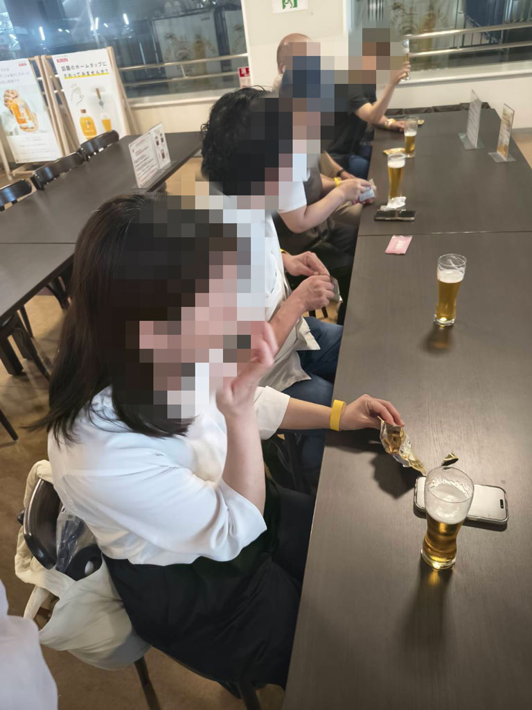 キリンビール神戸工場見学でビールを楽しむ参加者の写真
