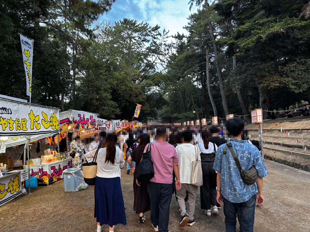 ならまちを散策するツアー参加者の写真