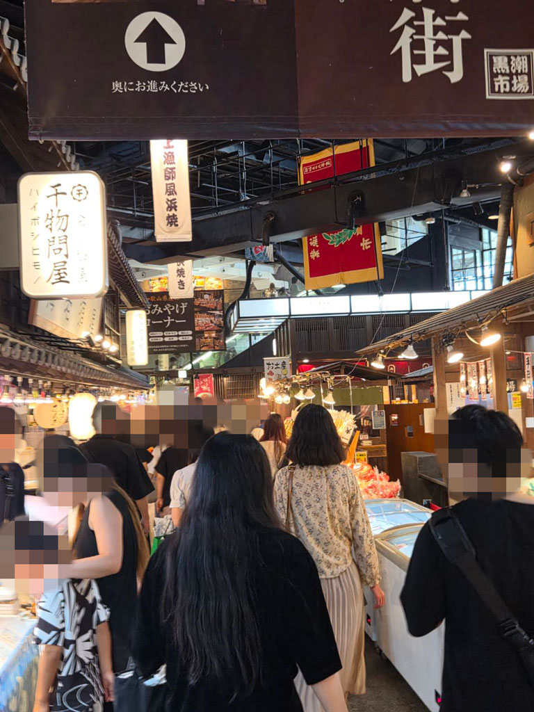マリーナシティ黒潮市場で買い物を楽しむ写真