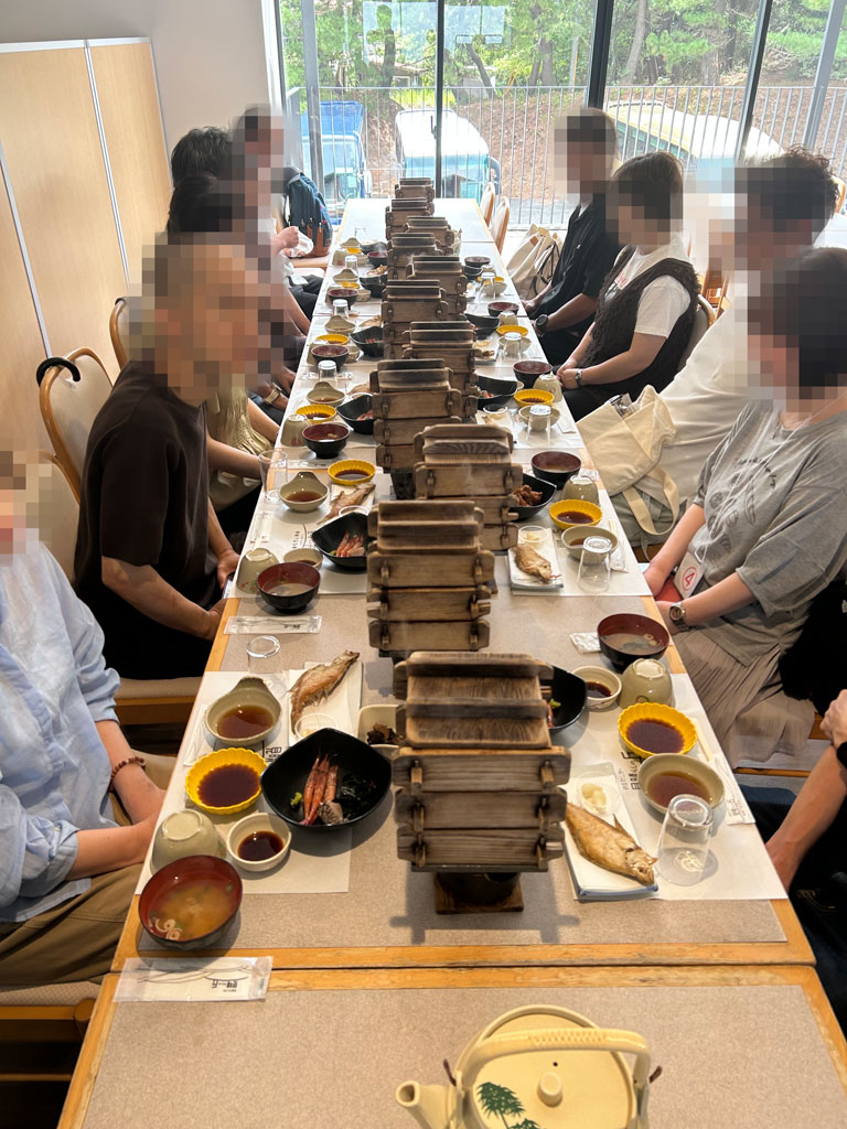 ランチを楽しむ参加者の写真