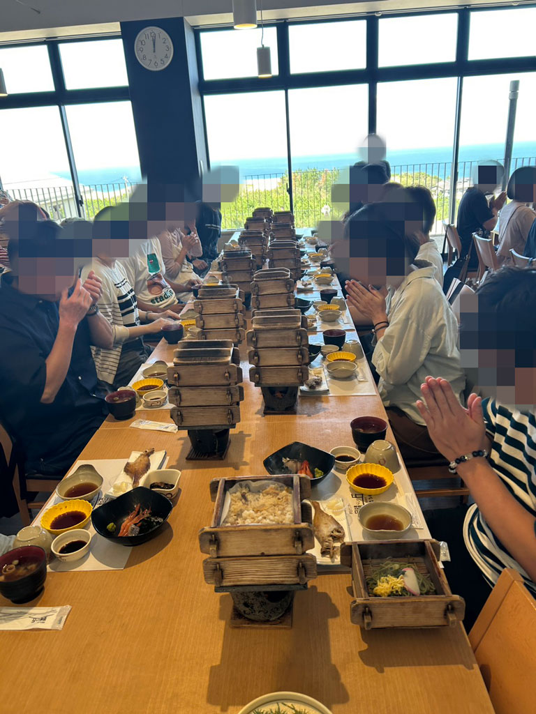 ランチを楽しむ参加者の写真