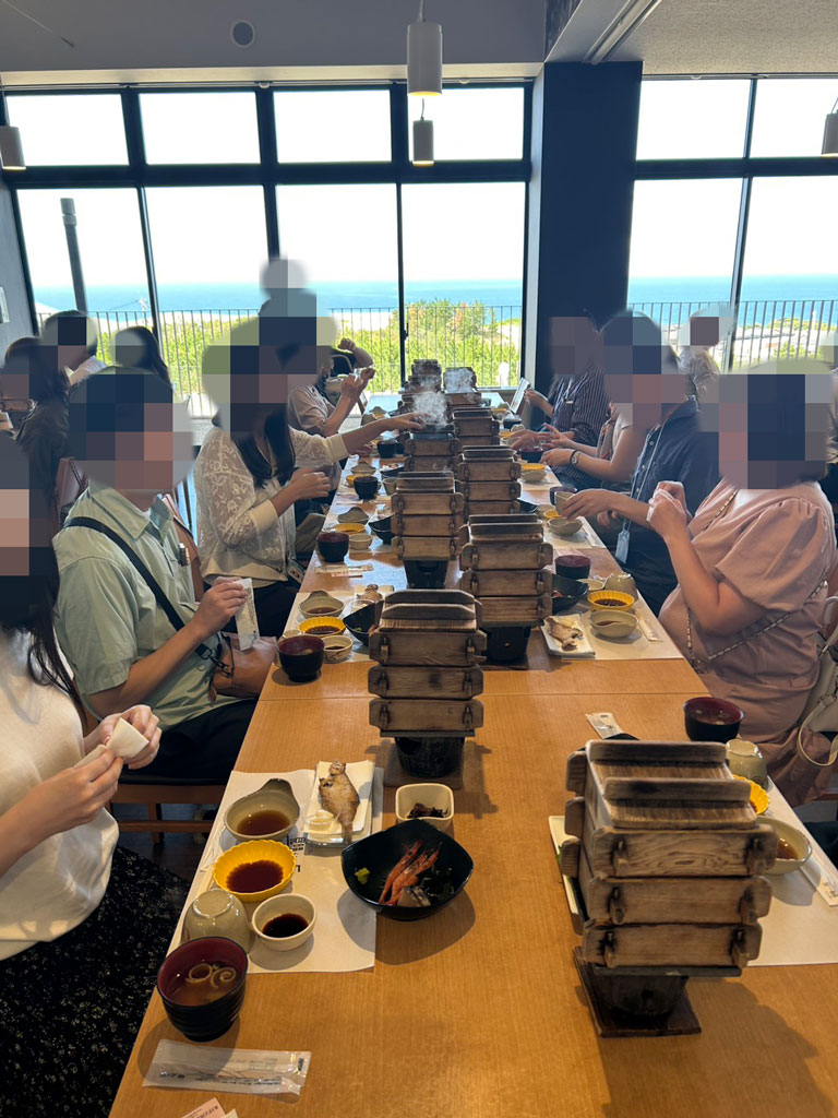 ランチを楽しむ参加者の写真