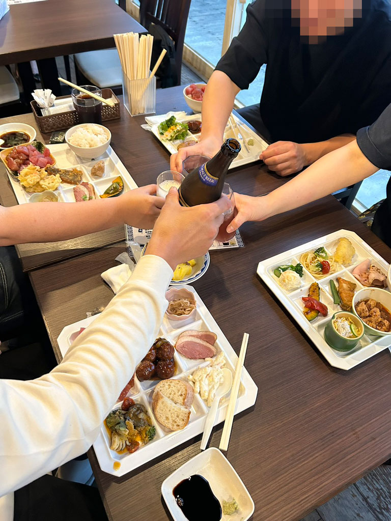 バイキング料理を囲んで乾杯する恋バスツアー参加者