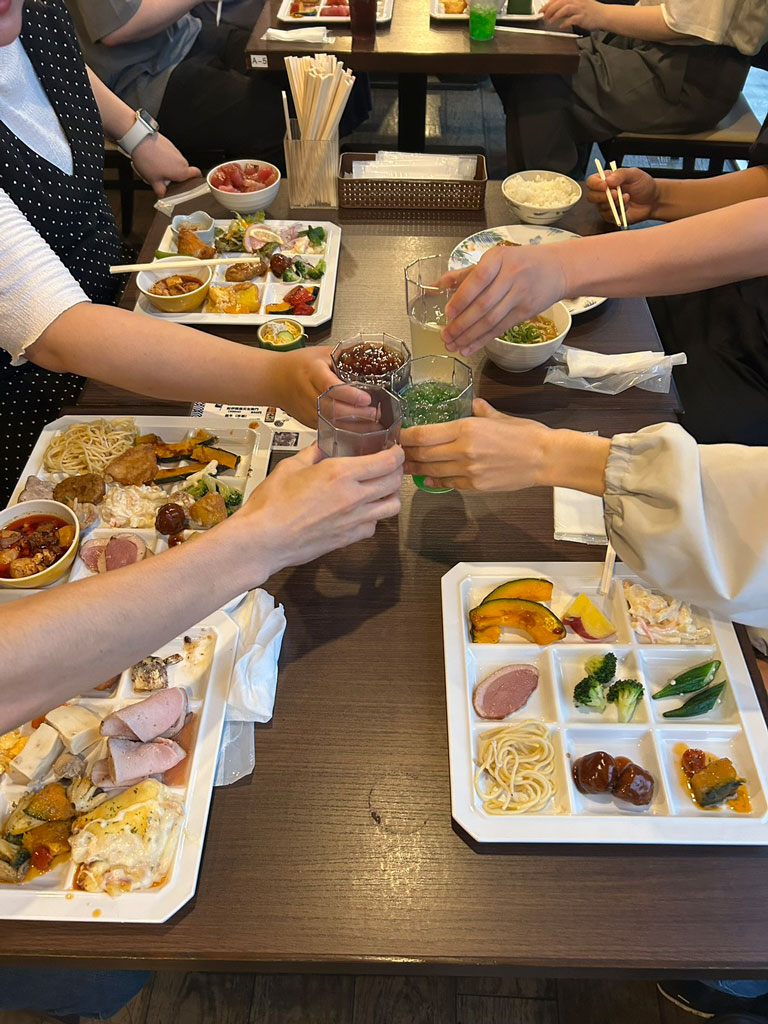 バイキング料理を囲みながら乾杯するツアー参加者