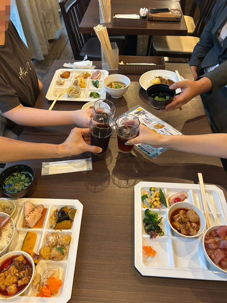食事を囲んで乾杯しながら交流を楽しむ恋バスツアー参加者