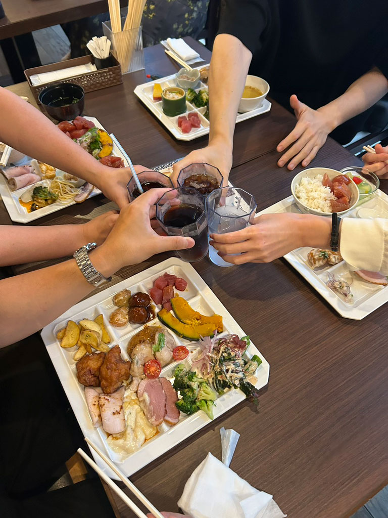 バイキング料理を楽しみながら乾杯する恋バスツアー参加者