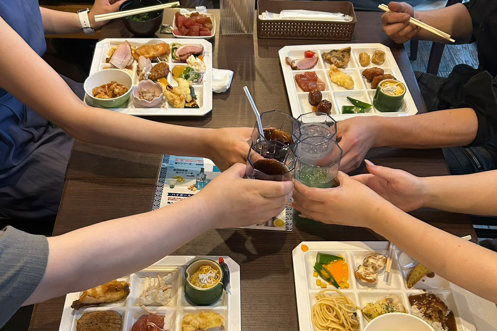 食事を囲んで乾杯しながら交流を楽しむ恋バスツアー参加者