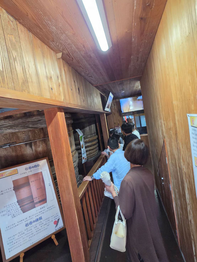 湯浅醤油の蔵を見学するツアー参加者