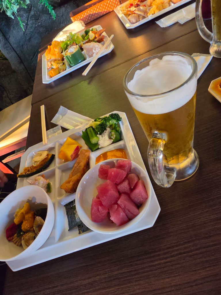 バイキング料理とビールを楽しむ食事風景