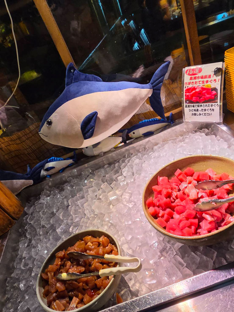 バイキングに並ぶマグロ料理