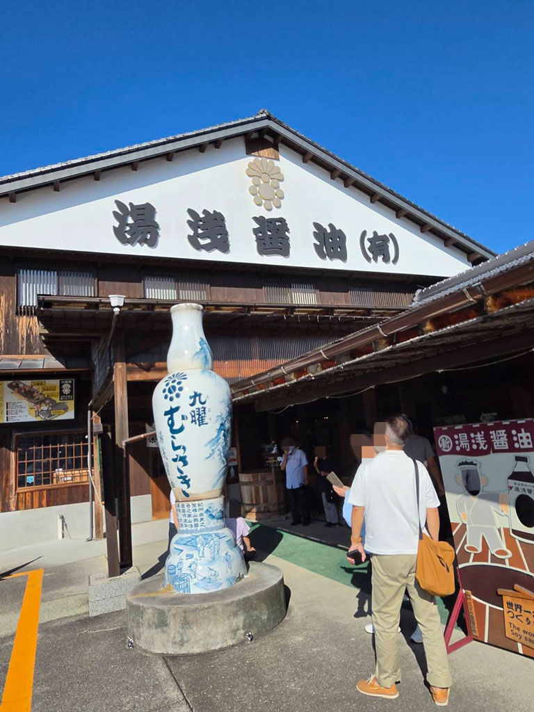 湯浅醤油の蔵を見学する恋バスツアー参加者