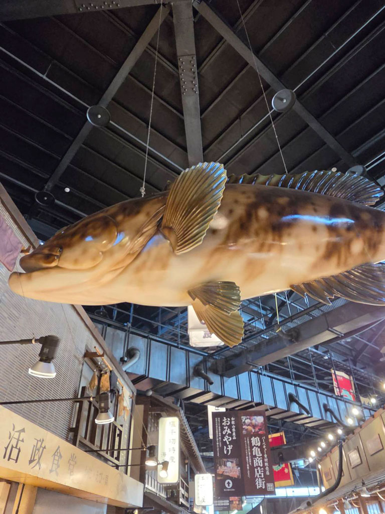 和歌山マリーナシティ黒潮市場の大きな魚のオブジェ