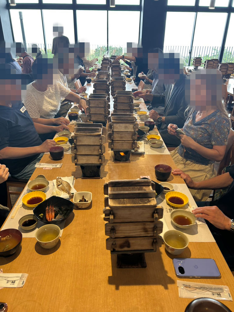 せいろごはんを囲んで昼食を楽しむ恋バスツアー参加者