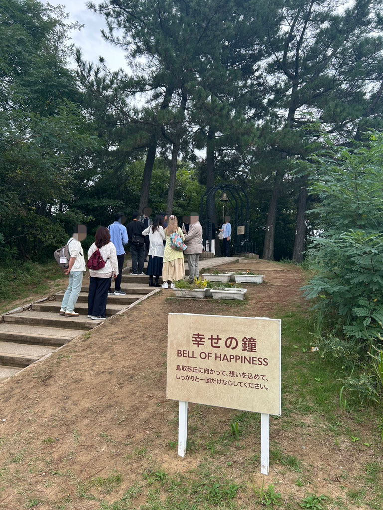 鳥取砂丘の幸せの鐘を訪れるツアー参加者