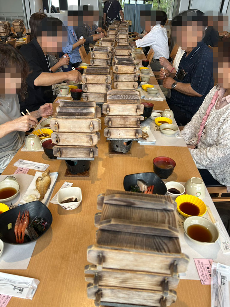鳥取でせいろごはんの昼食を楽しむツアー参加者