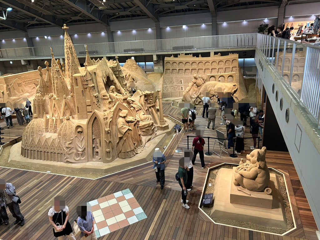 砂の美術館に展示されたスペインをテーマにした砂像