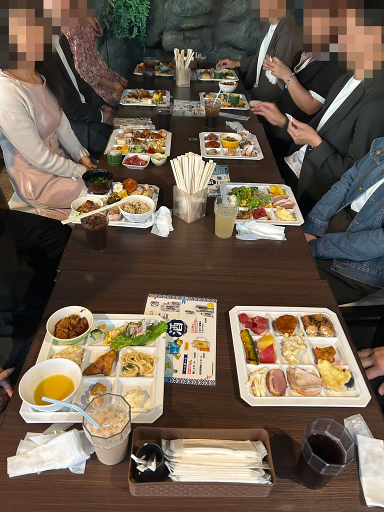食事を囲みながら交流を楽しむ恋バスツアー参加者