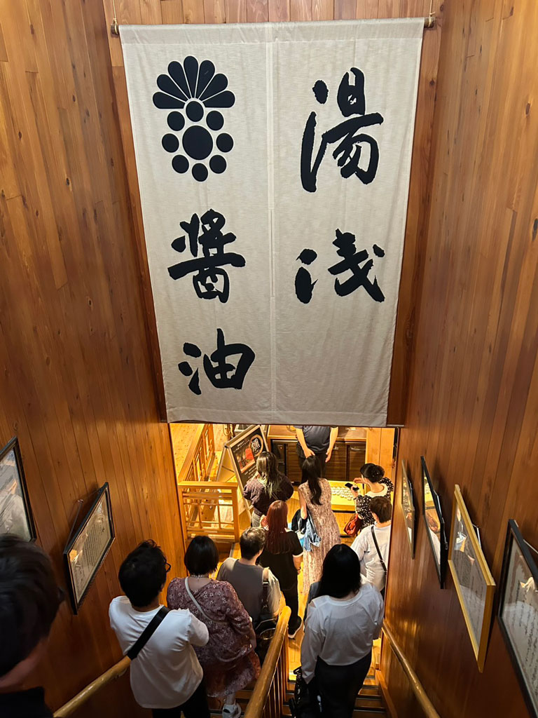 湯浅醤油の蔵見学へ向かうツアー参加者