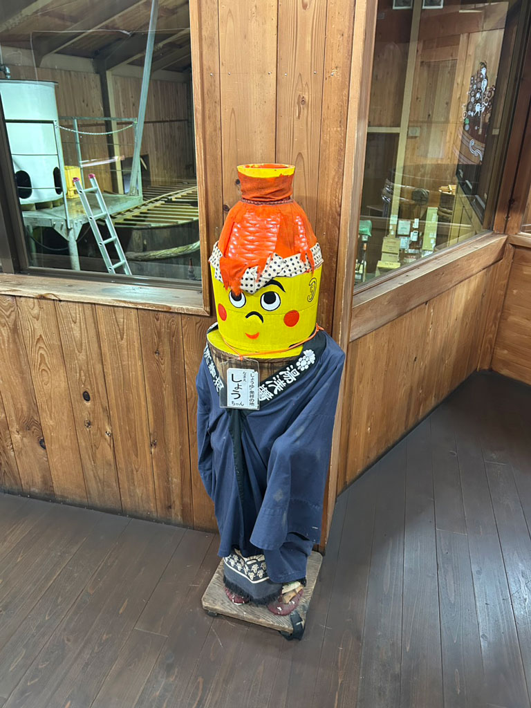 湯浅醤油の蔵に展示されている醤油樽のキャラクター