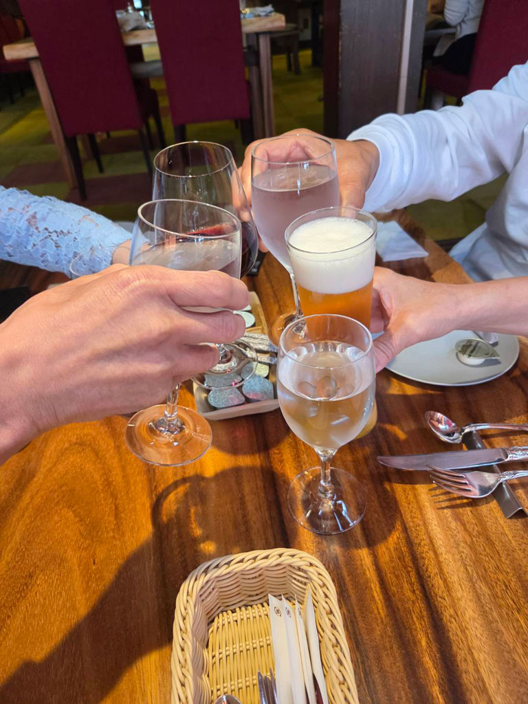 ランチタイムにグラスを合わせて乾杯する恋バスツアー参加者